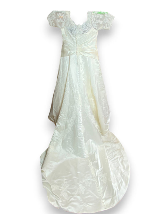 Unforgettable Women's Plus Size Wedding Dress w/ Royal Length Train (Size: 24)